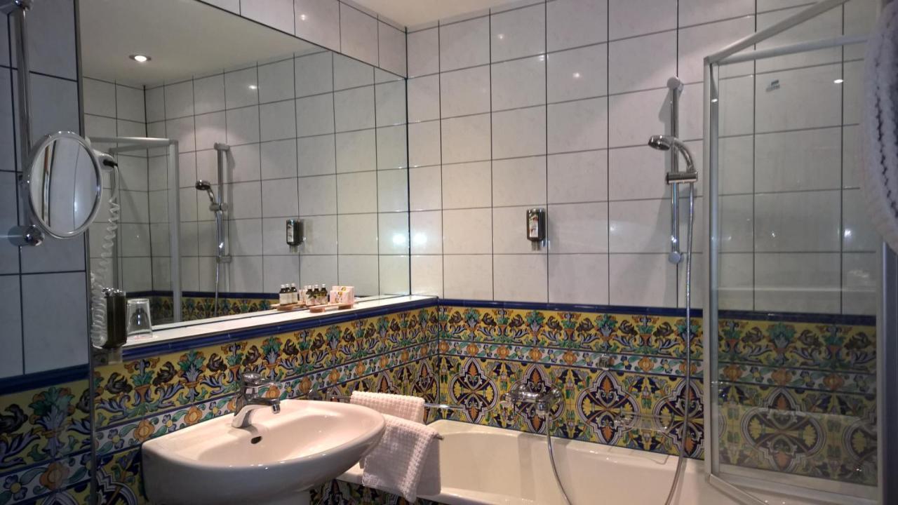 Spanischer Hof Hotel 4*