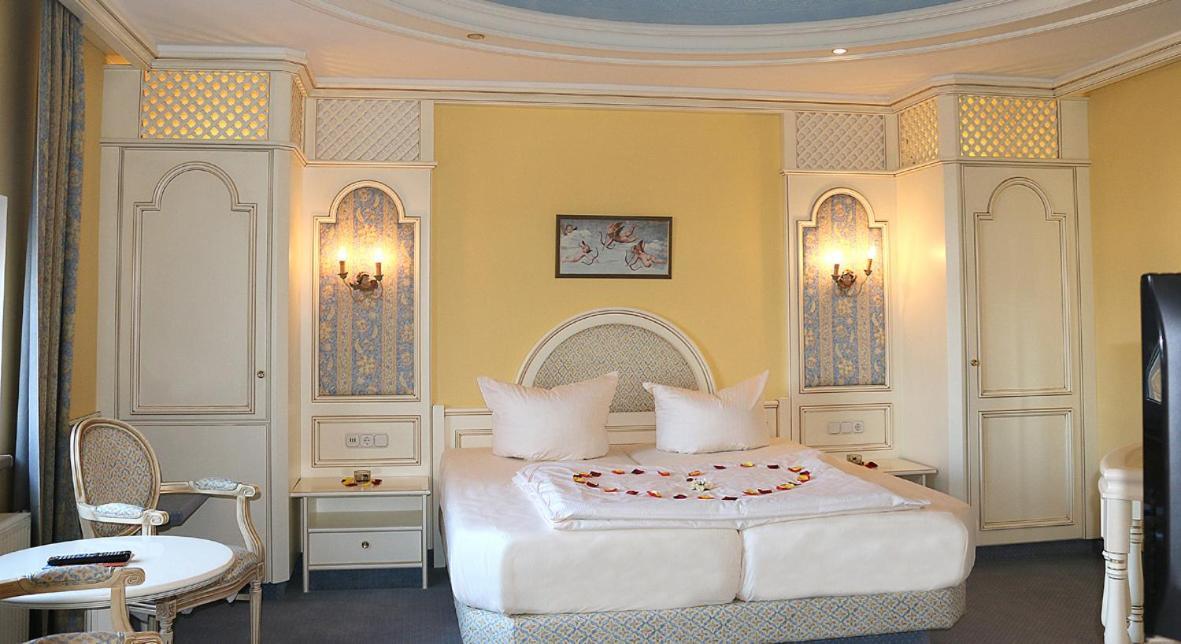 Hotel Spanischer Hof 4*