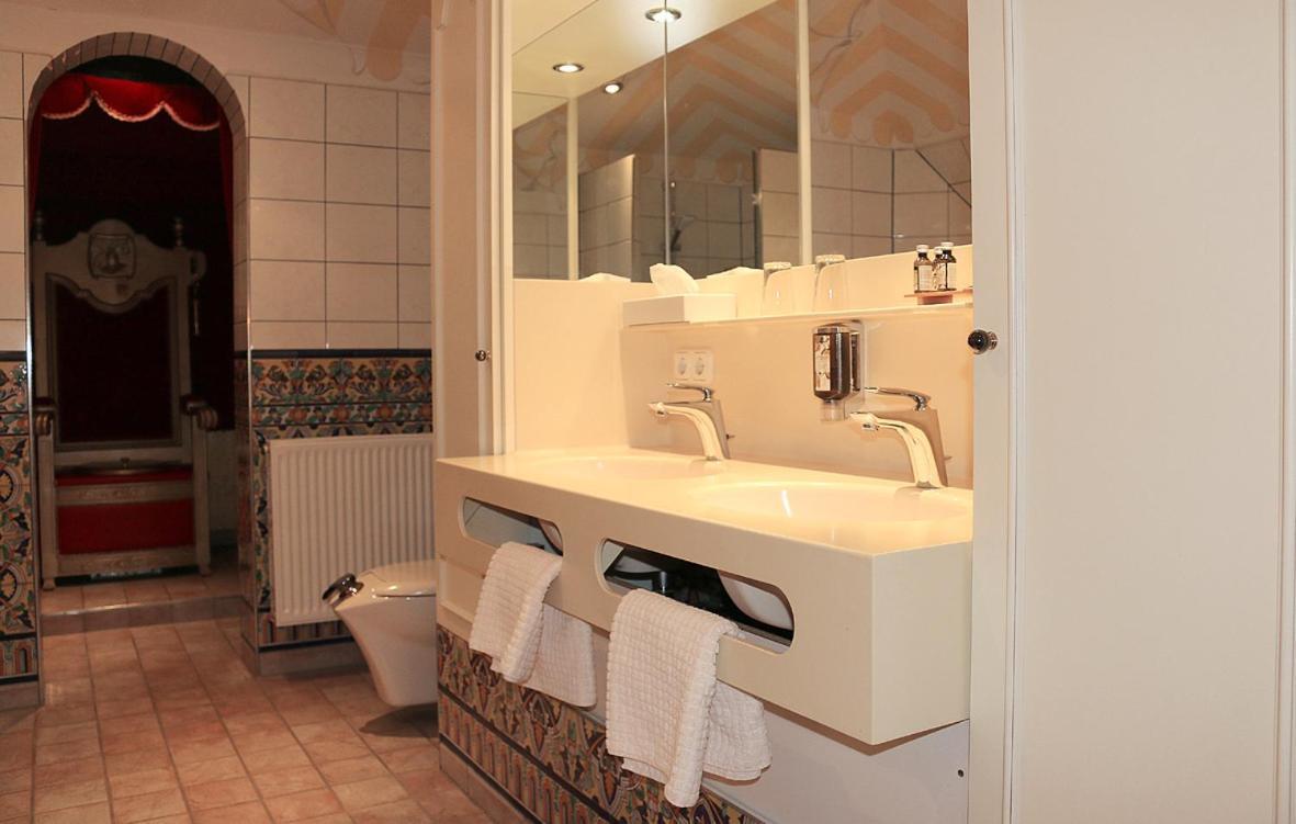 Hotel Spanischer Hof 4*